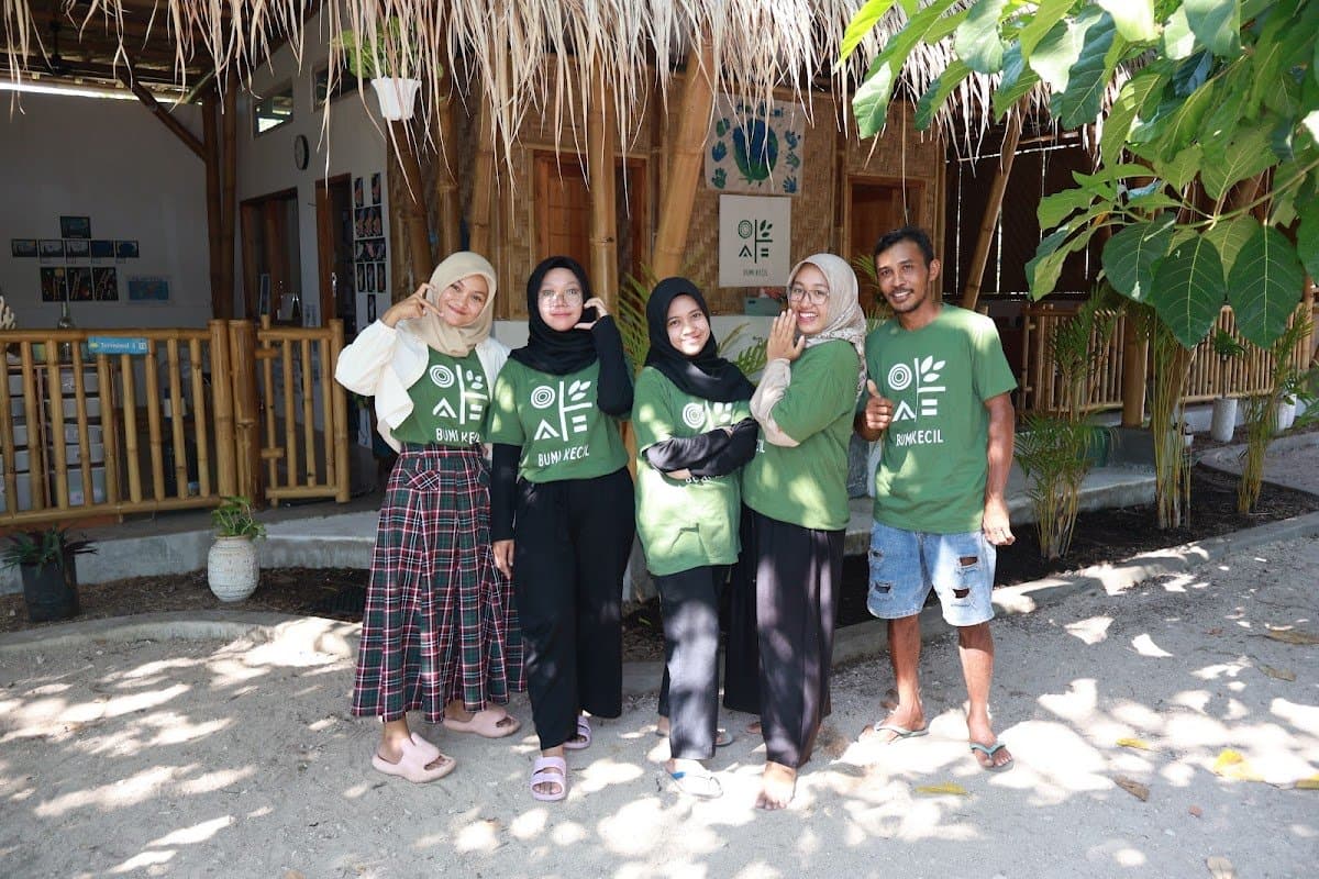 Bumi Kecil - Hero/Card